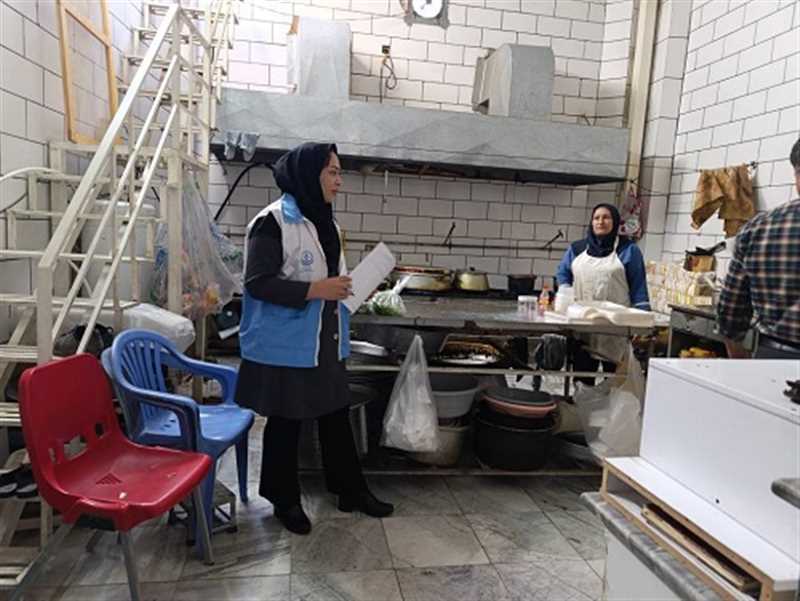 انجام بیش از 20 هزار بازدید بهداشتی از مراکز تهیه و عرضه مواد غذایی کازرون از سوی بازرسان سلامت محیط شبکه بهداشت و درمان در سال 1404
