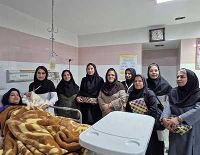 تکریم مادران دارای فرزند تازه متولد شده بخش زنان بیمارستان حضرت ولیعصر (عج) از سوی واحد سلامت خانواده شبکه بهداشت و درمان کازرون