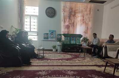 ادای احترام کارکنان شبکه بهداشت و درمان کازرون با خانواده شهید جنگ رمضان به مناسبت هفته سلامت