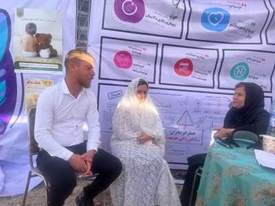 حضور مسوول و کارشناسان واحد سلامت خانواده مرکز بهداشت شهید پیرویان کازرون در غرفه مشاوره فرزندآوری جشنواره گل نرگس