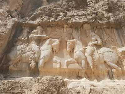 مجسمه شاپور دوم در دهانه غار شاپور