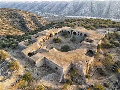 کاروانسرای تمام سنگی میان کتل کازرون