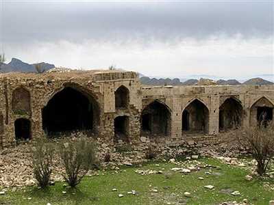 کاروانسرای تمام سنگی میان کتل کازرون