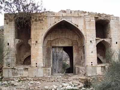 کاروانسرای تمام سنگی میان کتل کازرون