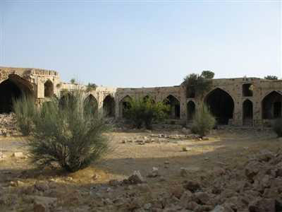 کاروانسرای تمام سنگی میان کتل کازرون