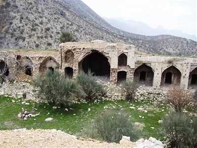 کاروانسرای تمام سنگی میان کتل کازرون