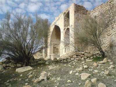 کاروانسرای تمام سنگی میان کتل کازرون