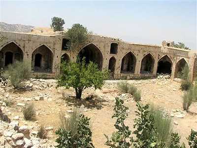 کاروانسرای تمام سنگی میان کتل کازرون