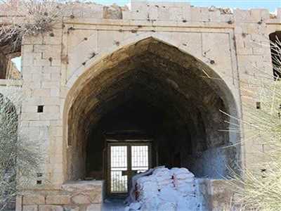کاروانسرای تمام سنگی میان کتل کازرون