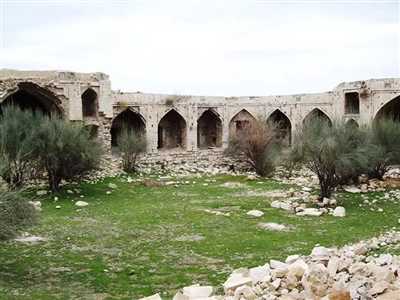 کاروانسرای تمام سنگی میان کتل کازرون