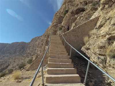 مجسمه شاپور دوم در دهانه غار شاپور