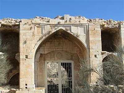 کاروانسرای تمام سنگی میان کتل کازرون