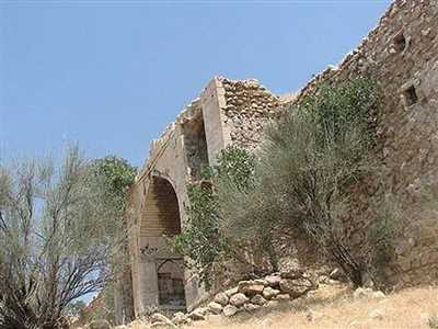 کاروانسرای تمام سنگی میان کتل کازرون