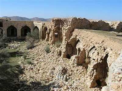 کاروانسرای تمام سنگی میان کتل کازرون