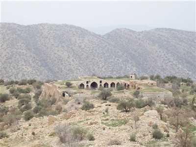 کاروانسرای تمام سنگی میان کتل کازرون