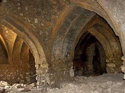 کاروانسرای تمام سنگی میان کتل کازرون