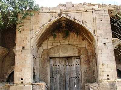 کاروانسرای تمام سنگی میان کتل کازرون