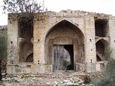 کاروانسرای تمام سنگی میان کتل کازرون